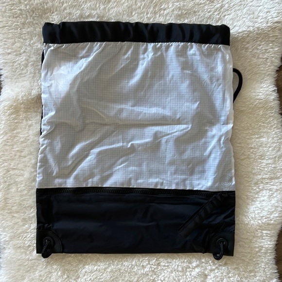 Black & grey reflective lululemon nylon cinch backpack - Picture 1 of 5